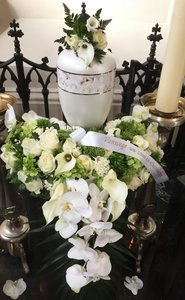 1.04 Afhangend  rond orchidee en calla