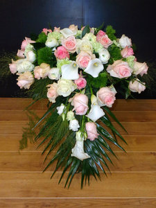 1.05 Afhangend calla roze/wit